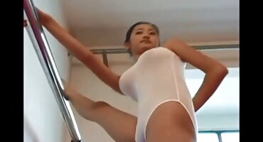 sex hiếp dâm loạn luân Người đàn ông thức dậy cô gái với phim swxx quan hệ tình dục qua đường hậu môn.
